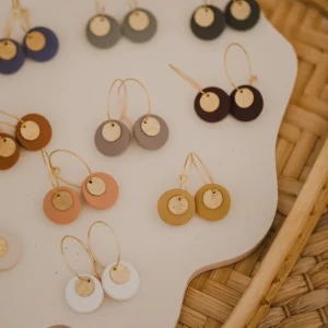 AULI - Creolen mit rundem Anhänger aus Polymer Ton und kleinem Plättchen