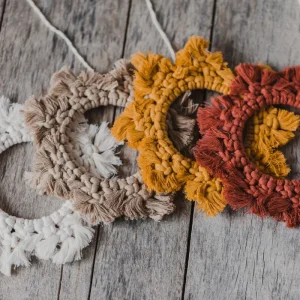 große bunte Makramee Sterne