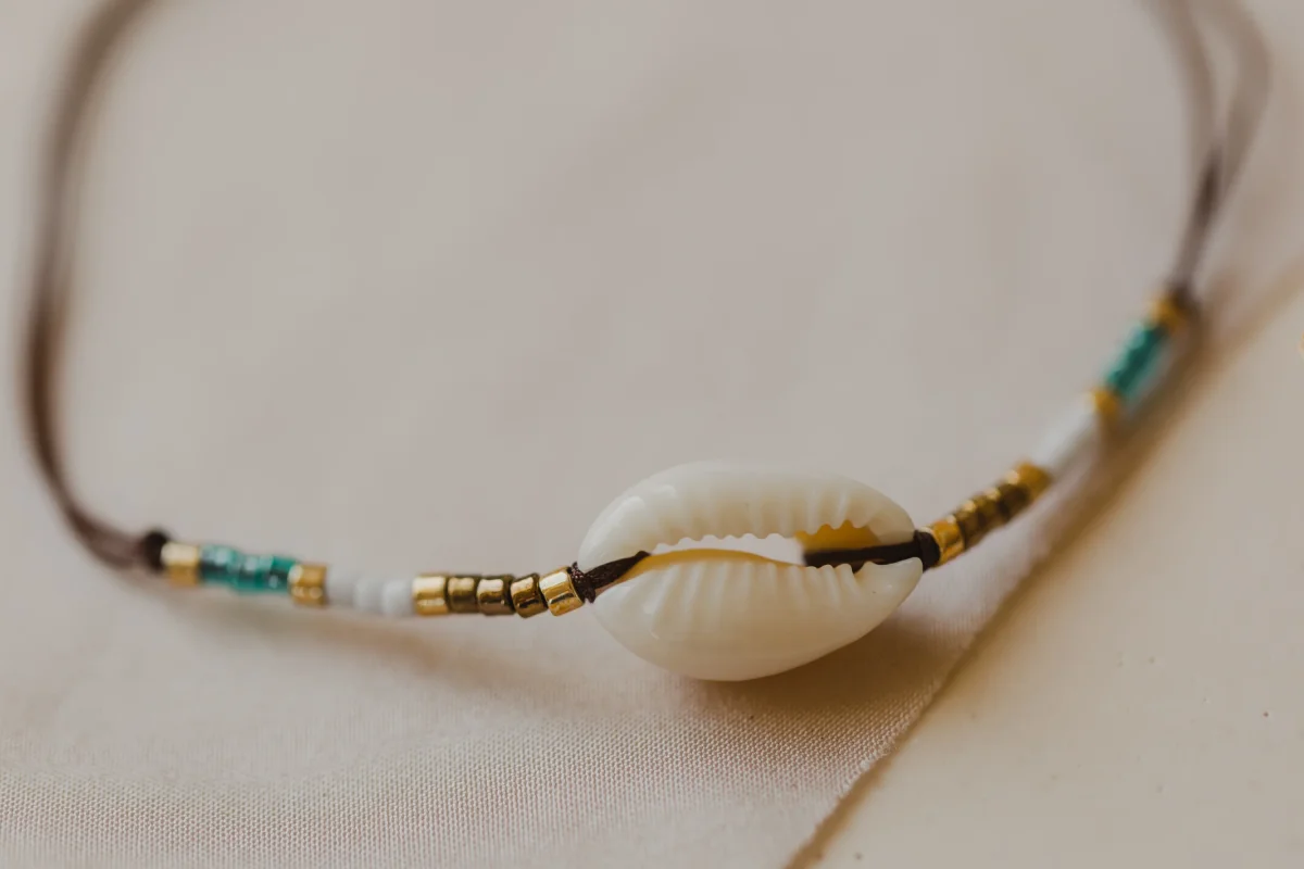filigranes Muschelarmband weiß - gold - türkis - braun – Bild 4
