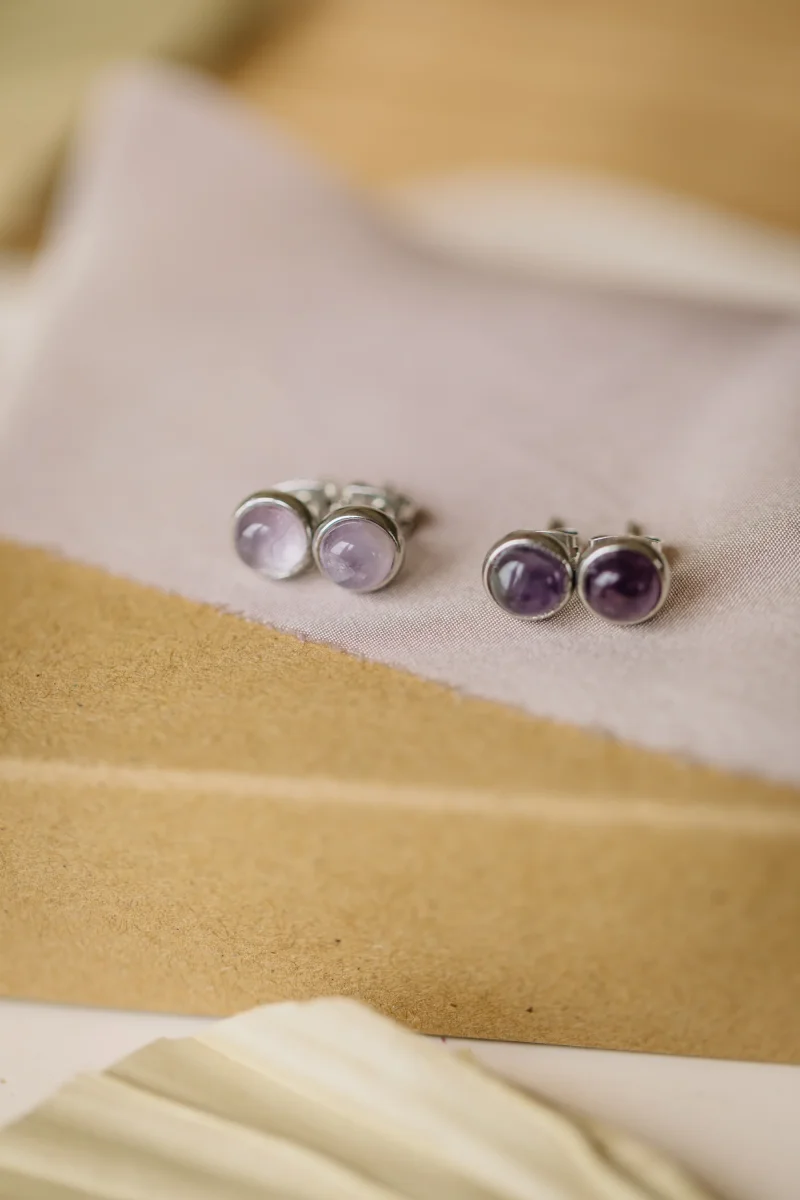 lila Amethyst Edelstein Ohrstecker Silber (6 mm) – Bild 2