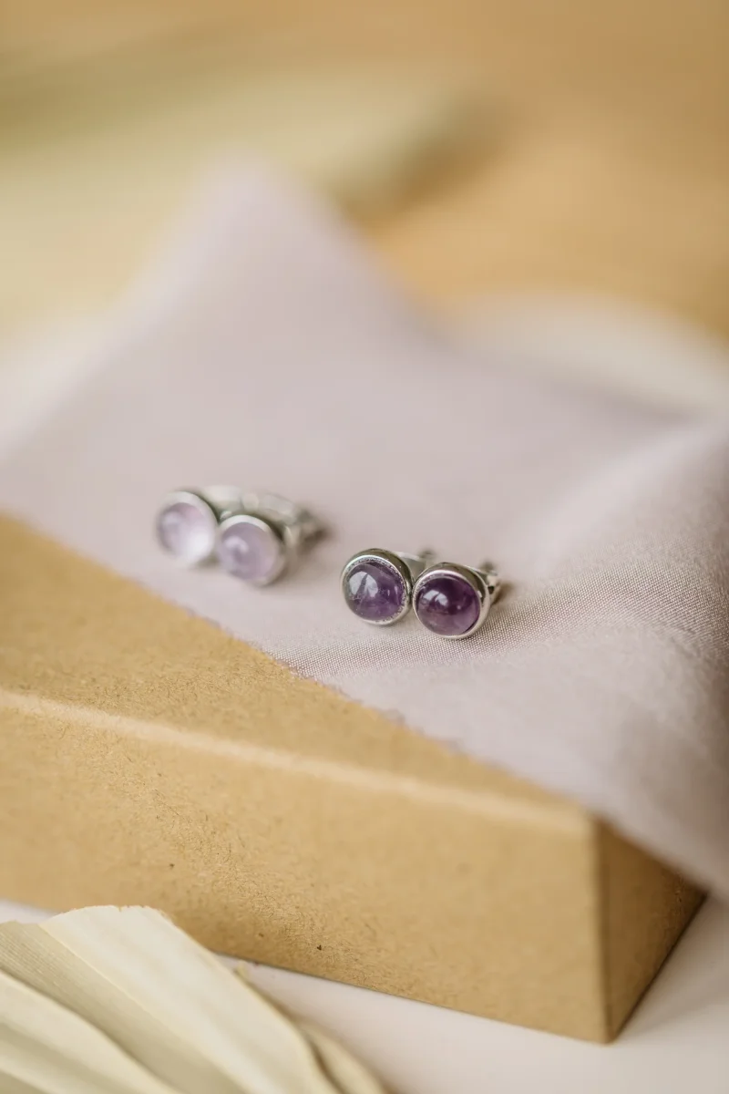 lila Amethyst Edelstein Ohrstecker Silber (6 mm) – Bild 3