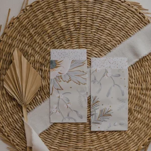 kleine Papiertüte mit kleinem Vogel und Zweigen