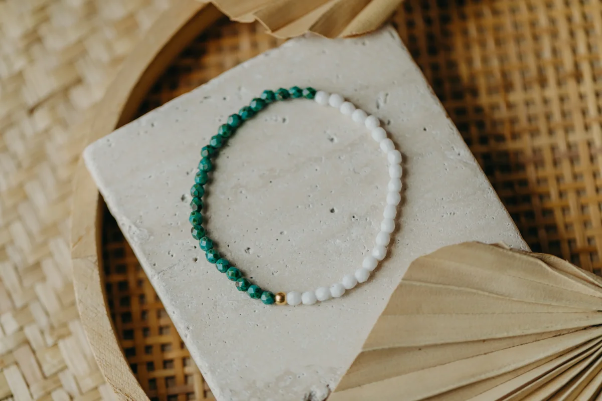 Glasperlenarmband in weiß und grün – Bild 2