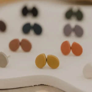 CLEO - kleine Tropfen Ohrstecker aus Polymer Ton