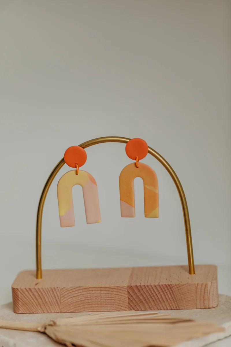 TORI - große Bogen Ohrringe aus Polymer Ton in Gelb, Rosa und Orange – Bild 8
