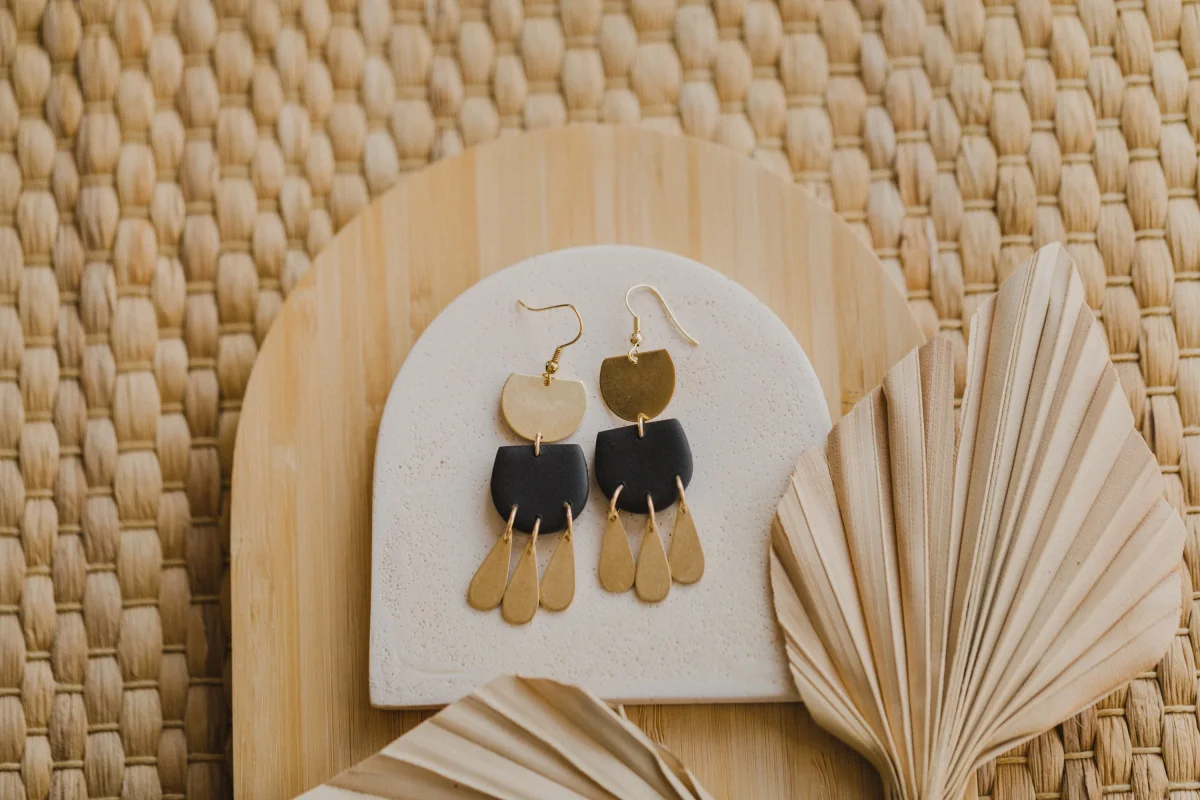 SANSA - schwarze Polymer Ton Ohrringe im Boho Look – Bild 4