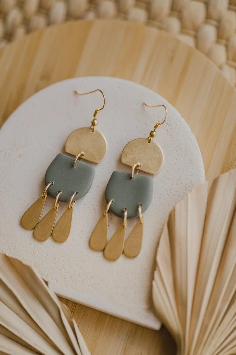 SANSA - eukalyptus grüne Polymer Ton Ohrringe im Boho Look – Bild 3