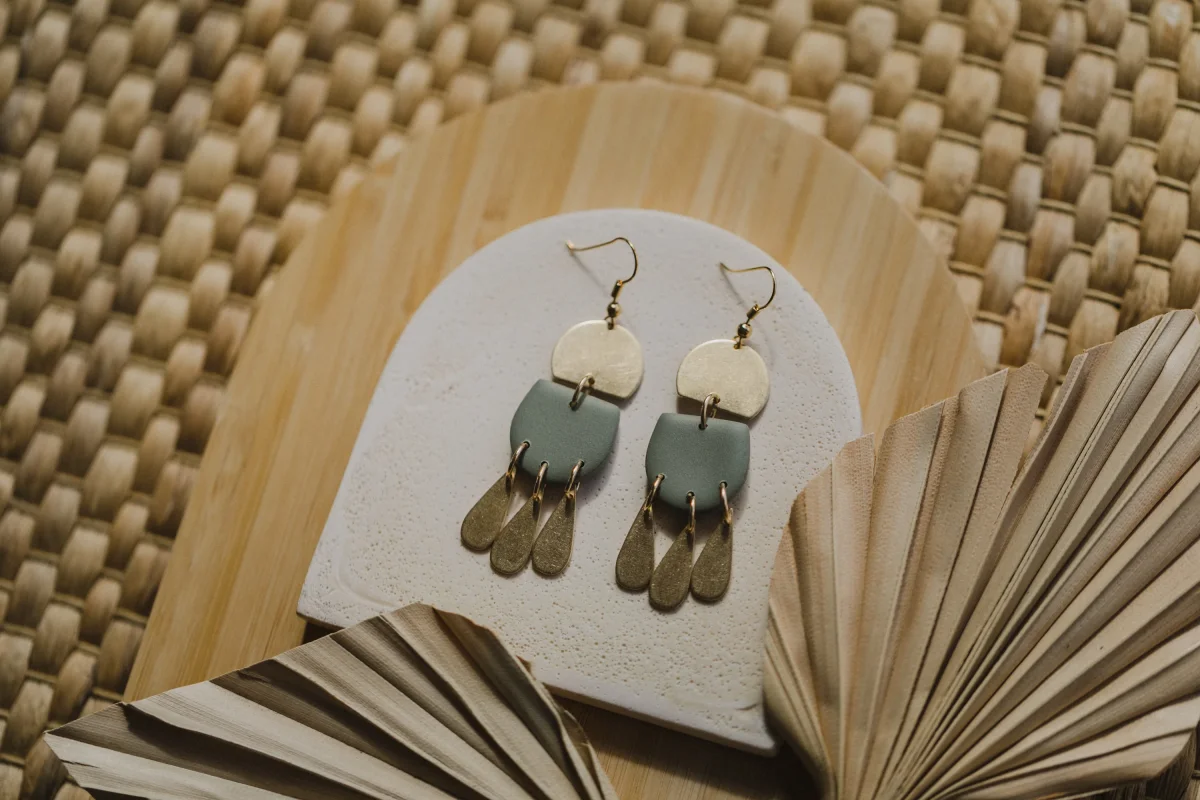 SANSA - eukalyptus grüne Polymer Ton Ohrringe im Boho Look – Bild 5