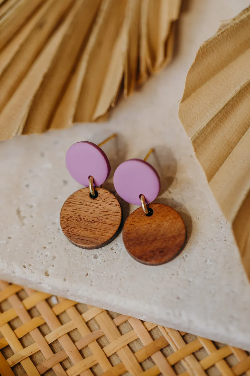 YUMI - runde Polymer Ton Ohrringe in Fuchsia mit rundem Holzanhänger – Bild 2