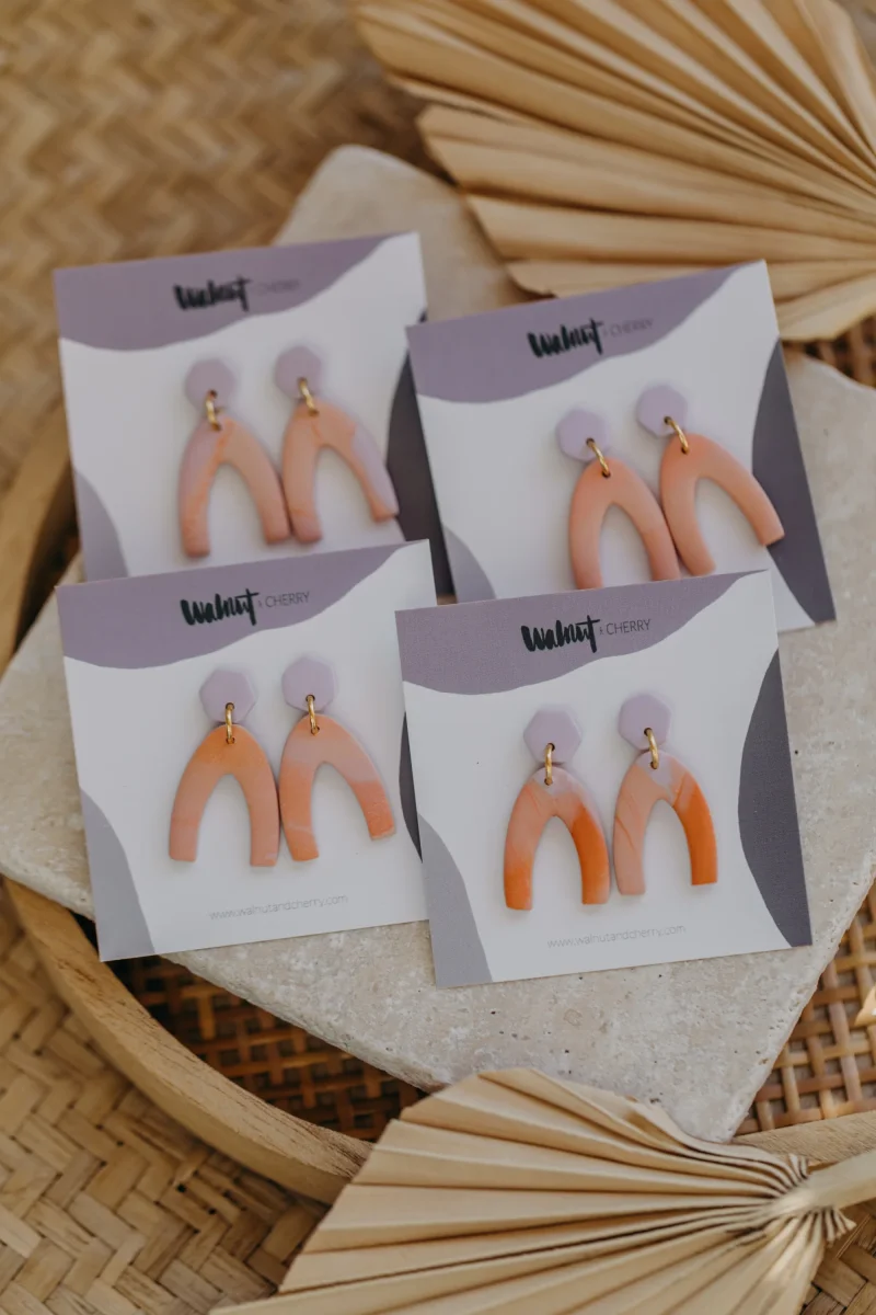 STEFFI - kleine Bogen Ohrringe aus Polymer Ton in Peach, Orange und Hellem Lila – Bild 5