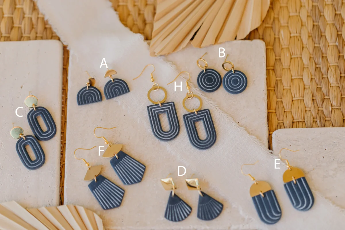 Dunkelblaue Polymer Ton Ohrringe mit weißen Linien – Bild 5