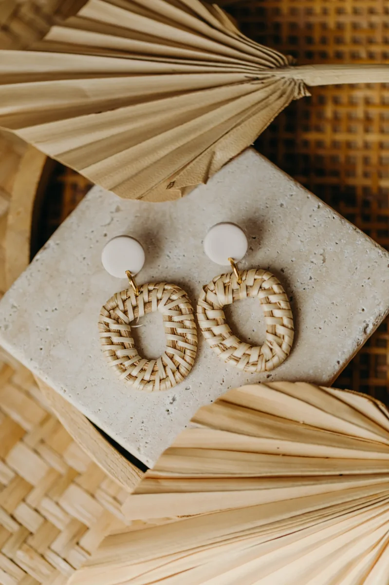 Vanille farbene Polymer Ton Ohrringe mit Rattan Anhänger Halbkreis – Bild 5