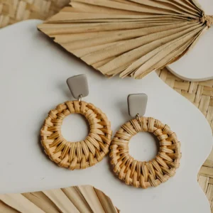 helle Polymer Ton Ohrringe in der Farbe Kieselstein mit Rattan Anhänger Kreis