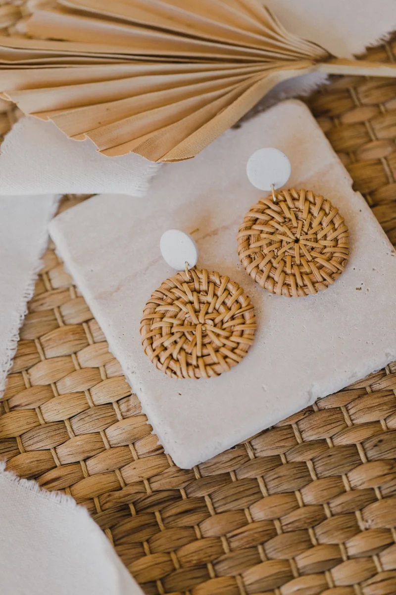 runde Polymer Ton Ohrringe in der Farbe weiß mit rundem Rattan Anhänger – Bild 4