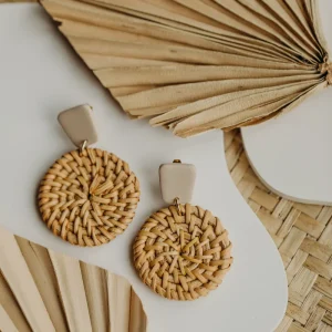 eckige helle Polymer Ton Ohrringe mit rundem Rattan Anhänger