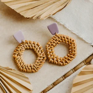 eckige Polymer Ton Ohrringe in der Farbe Helles Lila mit Rattan Anhänger Sechseck