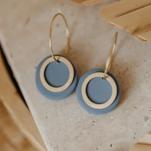 ZUNI - blaue runde Polymer Ton Creolen mit Kreis aus Messing